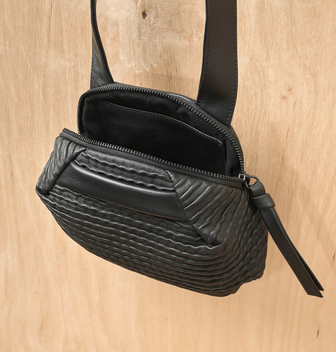 BILLIE MINI CROSSBODY WAVY BLACK