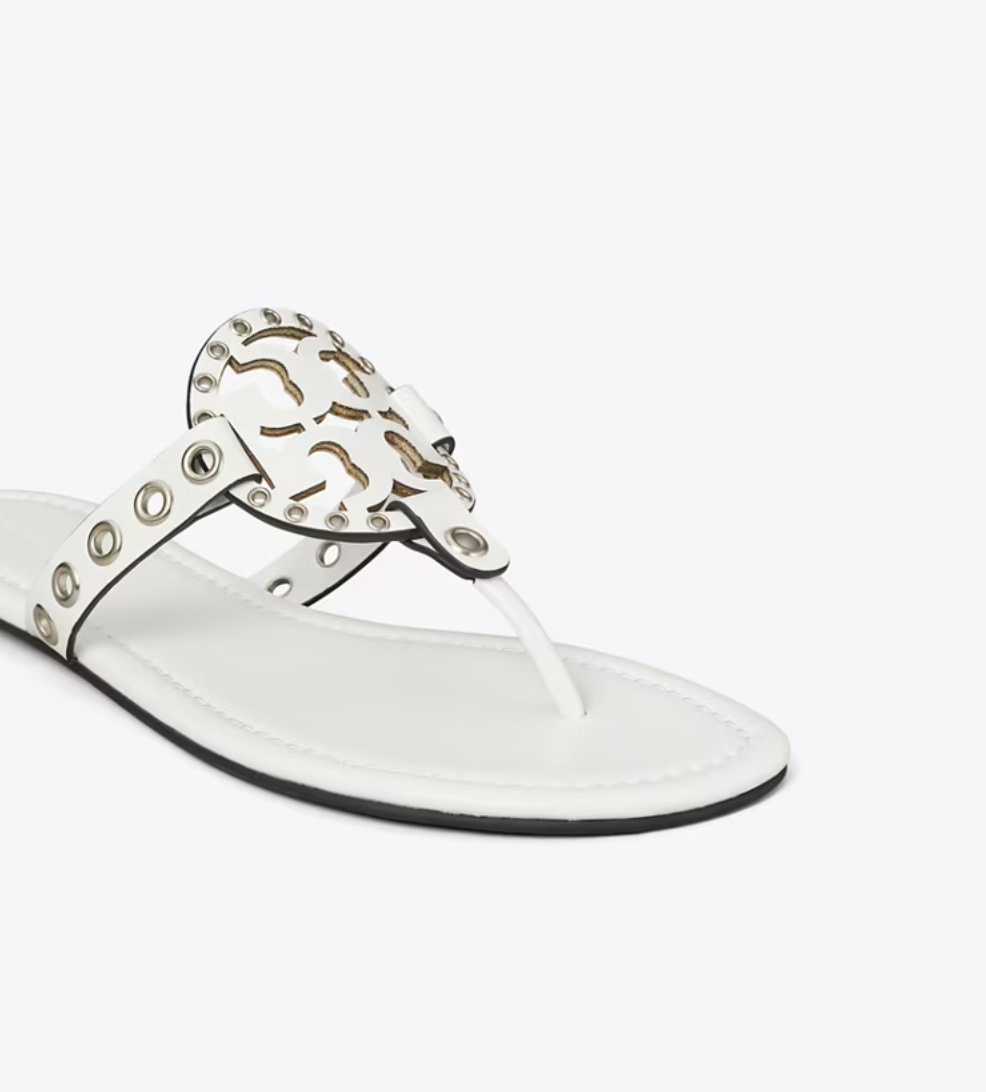 【Tory Burch】MILLER パテント サンダル／オプティックホワイト ミラー | シューズコレクション | トリーバーチ公式オンライン