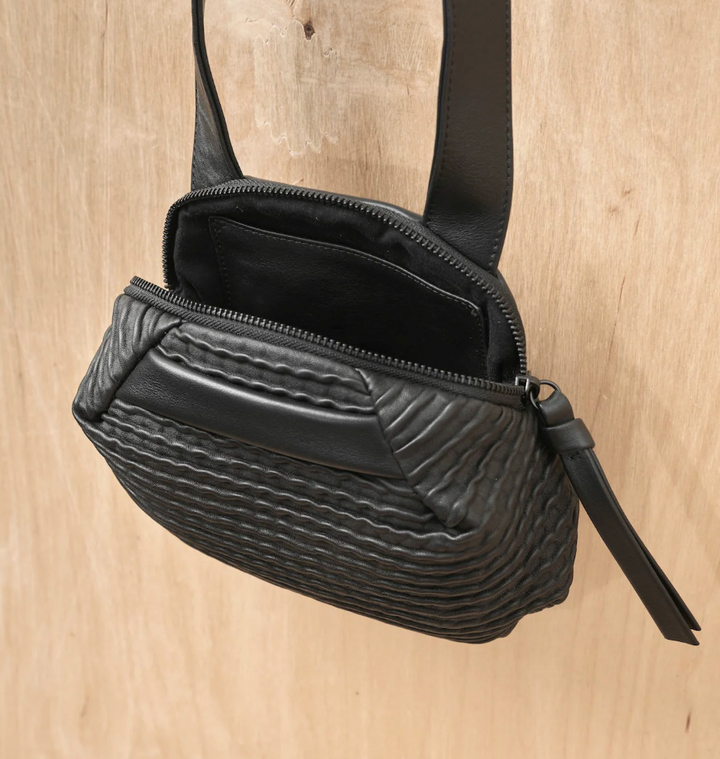 BILLIE CROSSBODY WAVY BLACK