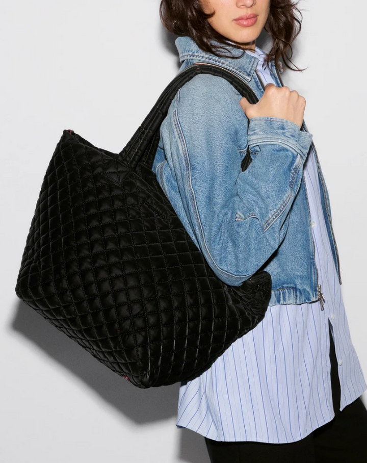 METRO MEDIUM DELUXE TOTE TECH VELVET BLACK
