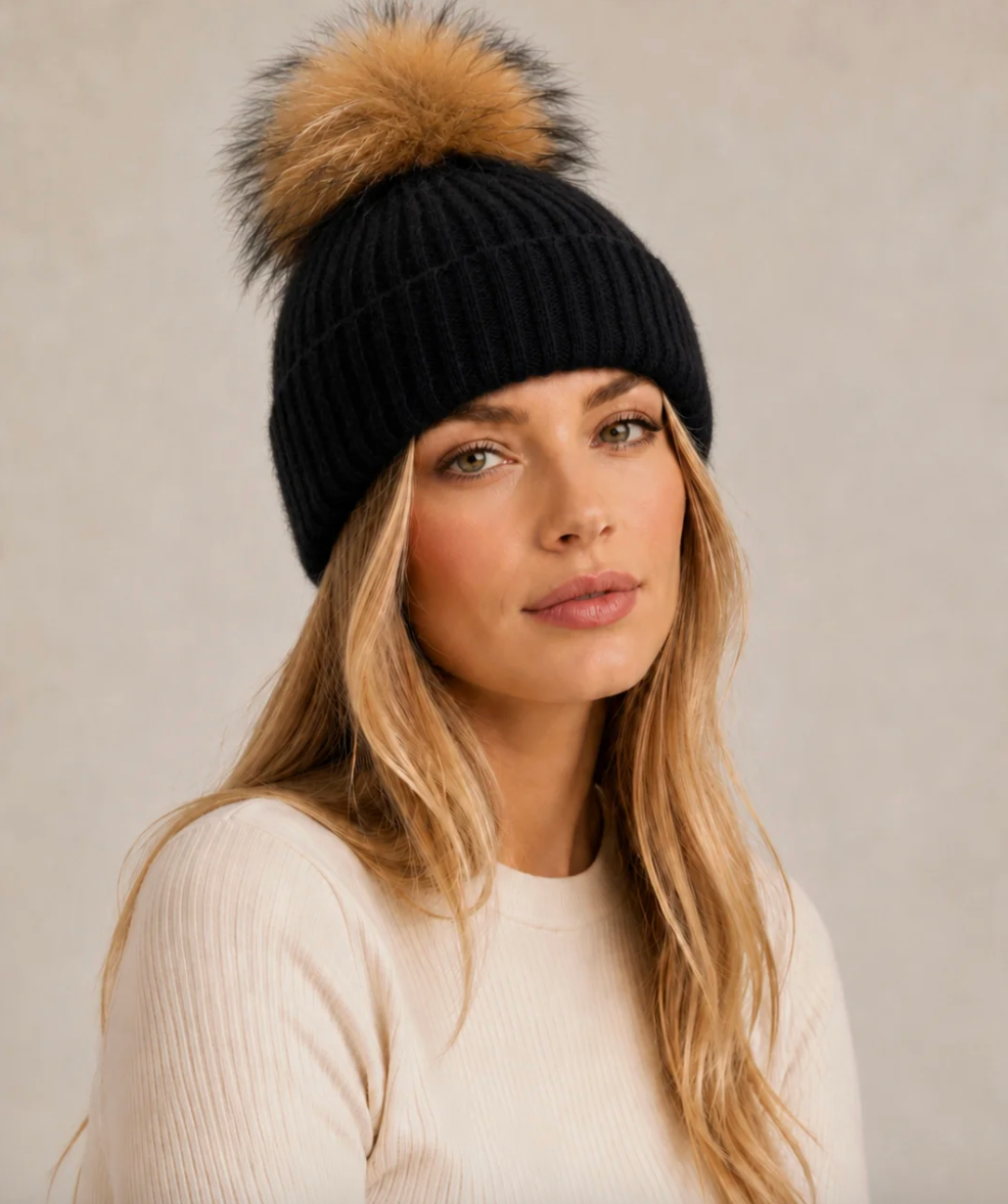 HAT62 BLACK/NATURAL POMPOM