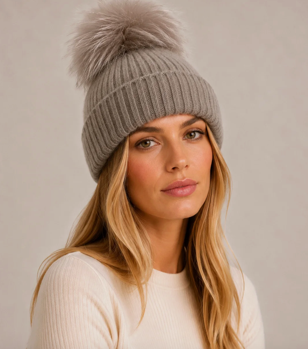 HAT62 TAUPE POMPOM