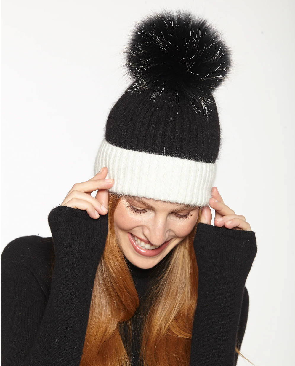 HAT68 BLACK/WHITE POMPOM HAT